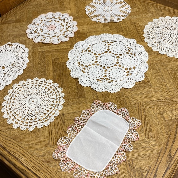 Vintage handmade lace doilies - Picture 2 of 2